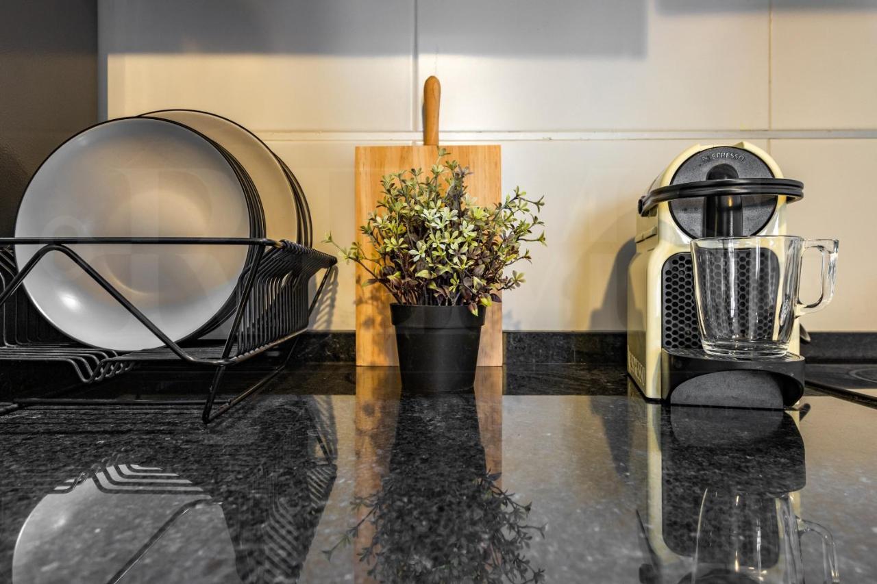 Cozy Flat With Common Pool & Parking - Center By Rems Apartment Malaga Luaran gambar