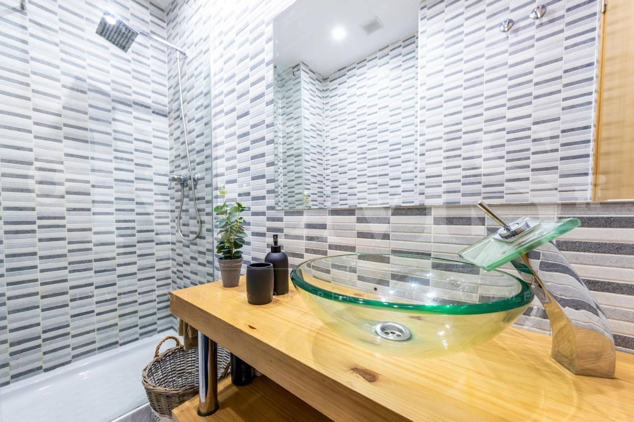 Cozy Flat With Common Pool & Parking - Center By Rems Apartment Malaga Luaran gambar