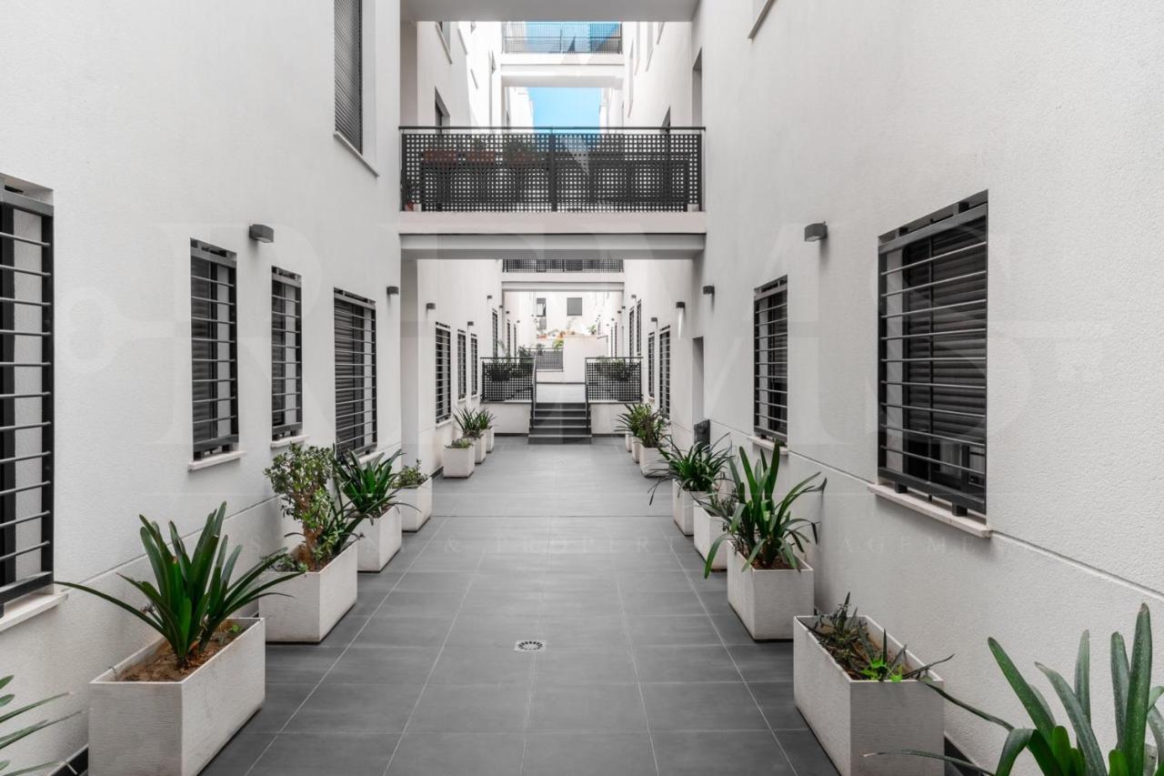 Cozy Flat With Common Pool & Parking - Center By Rems Apartment Malaga Luaran gambar