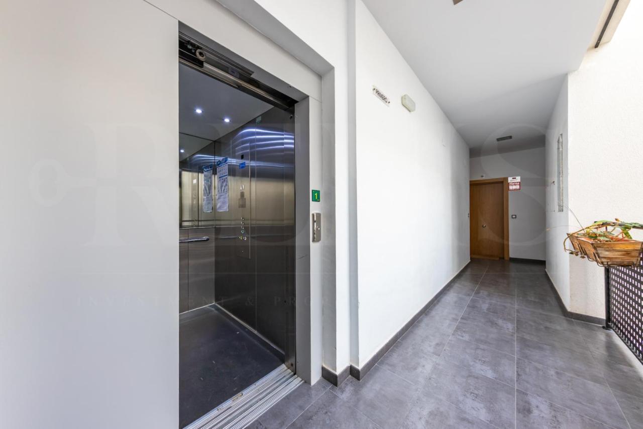 Cozy Flat With Common Pool & Parking - Center By Rems Apartment Malaga Luaran gambar