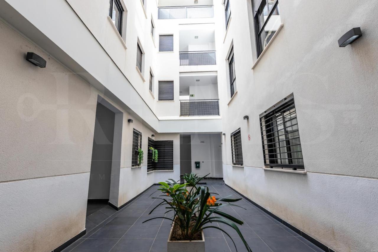 Cozy Flat With Common Pool & Parking - Center By Rems Apartment Malaga Luaran gambar